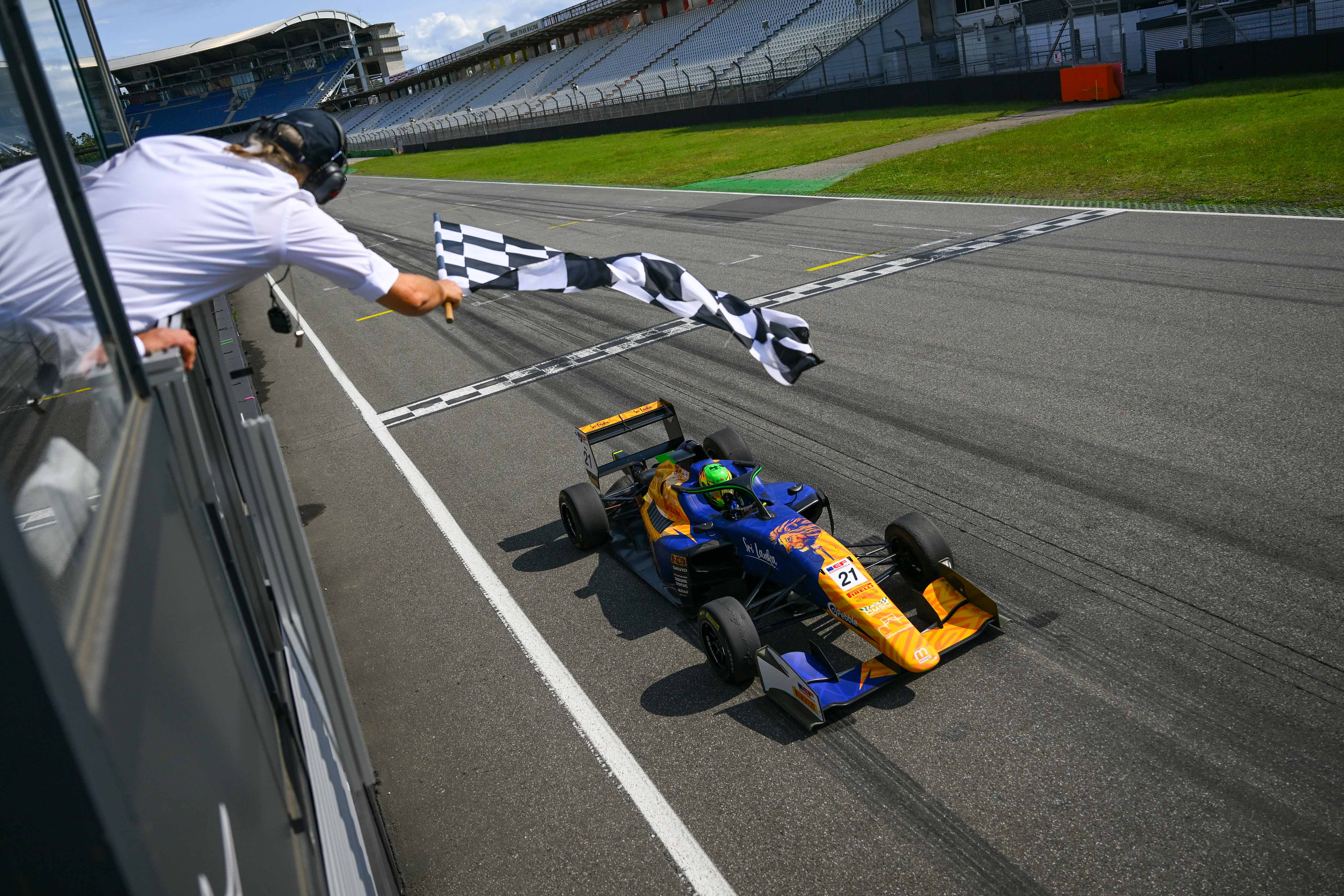 David (Motopark) takes race 3 and keeps standings lead